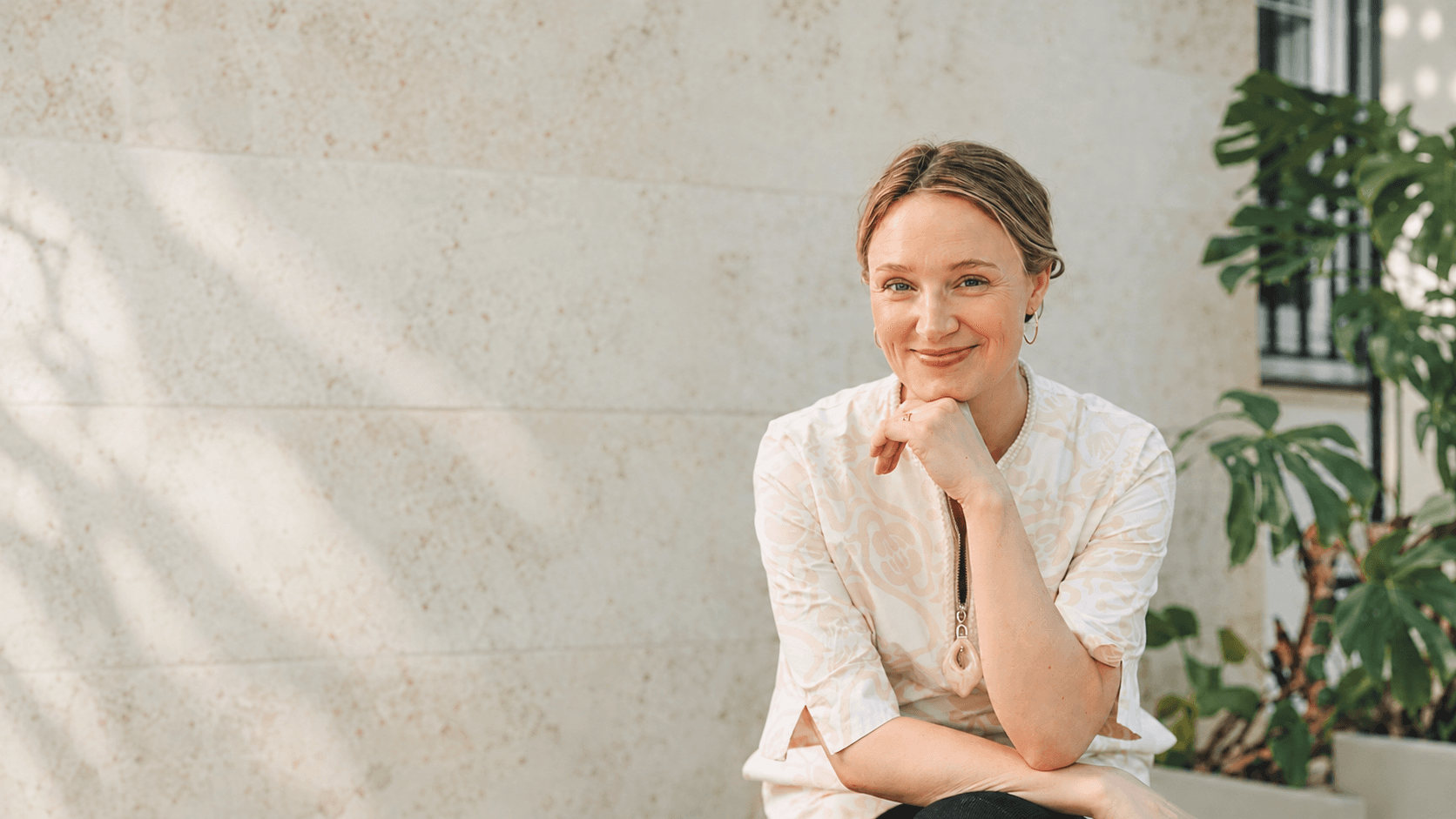 Ditte Marie Lassithiotaki sidder i en lys sofa
